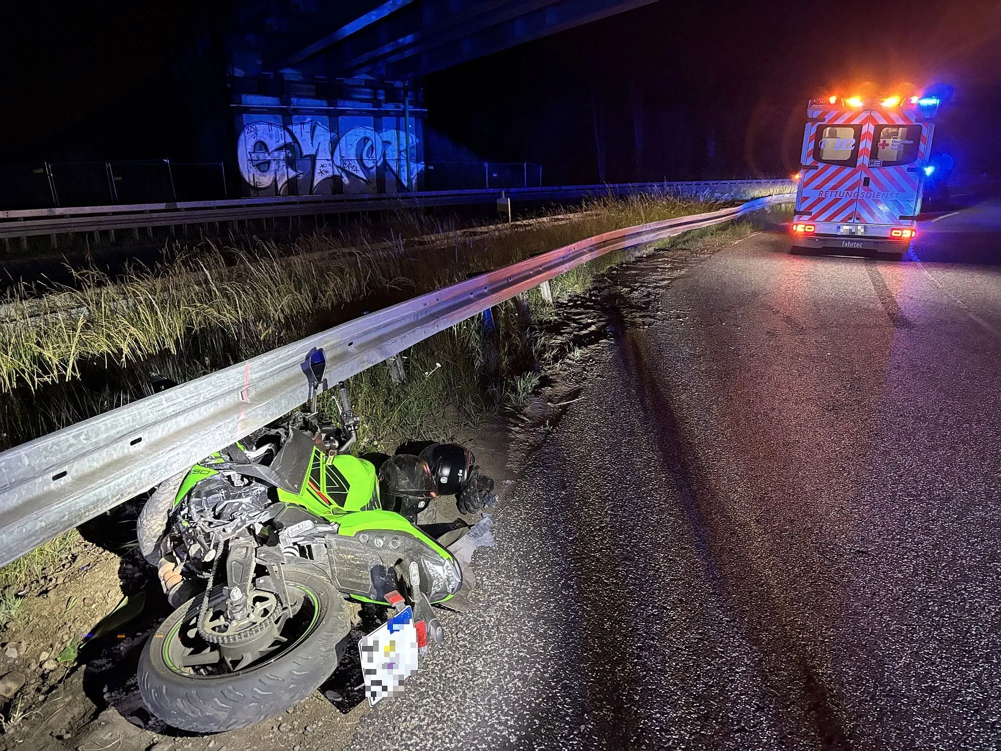 A66: Motorradfahrer bei Kollision mit Leitplanke schwer verletzt