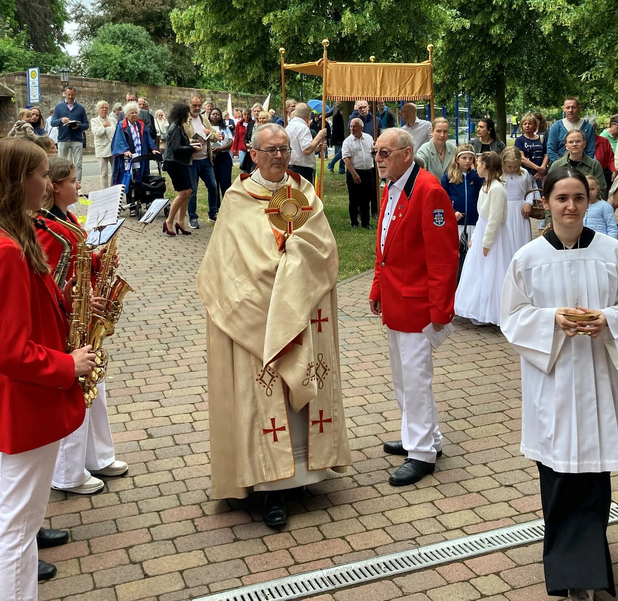 Fronleichnamsprozession und buntes Pfarrfest trotz Regen