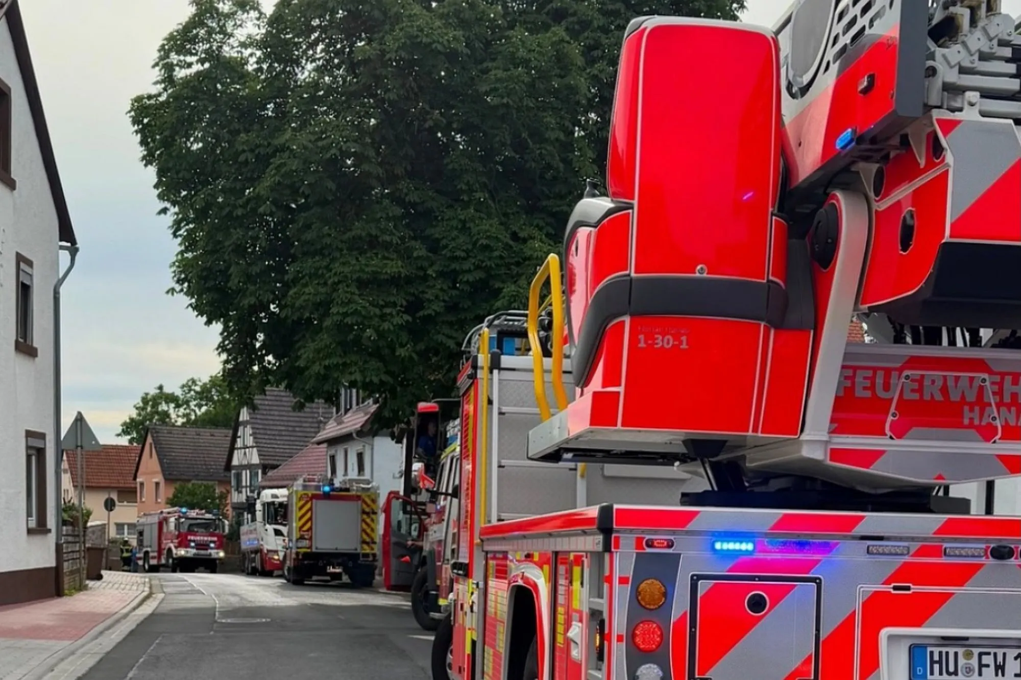 Bruchköbel: Feuerwehr löscht Schwelbrand zwischen Gipskartonwand und Balken