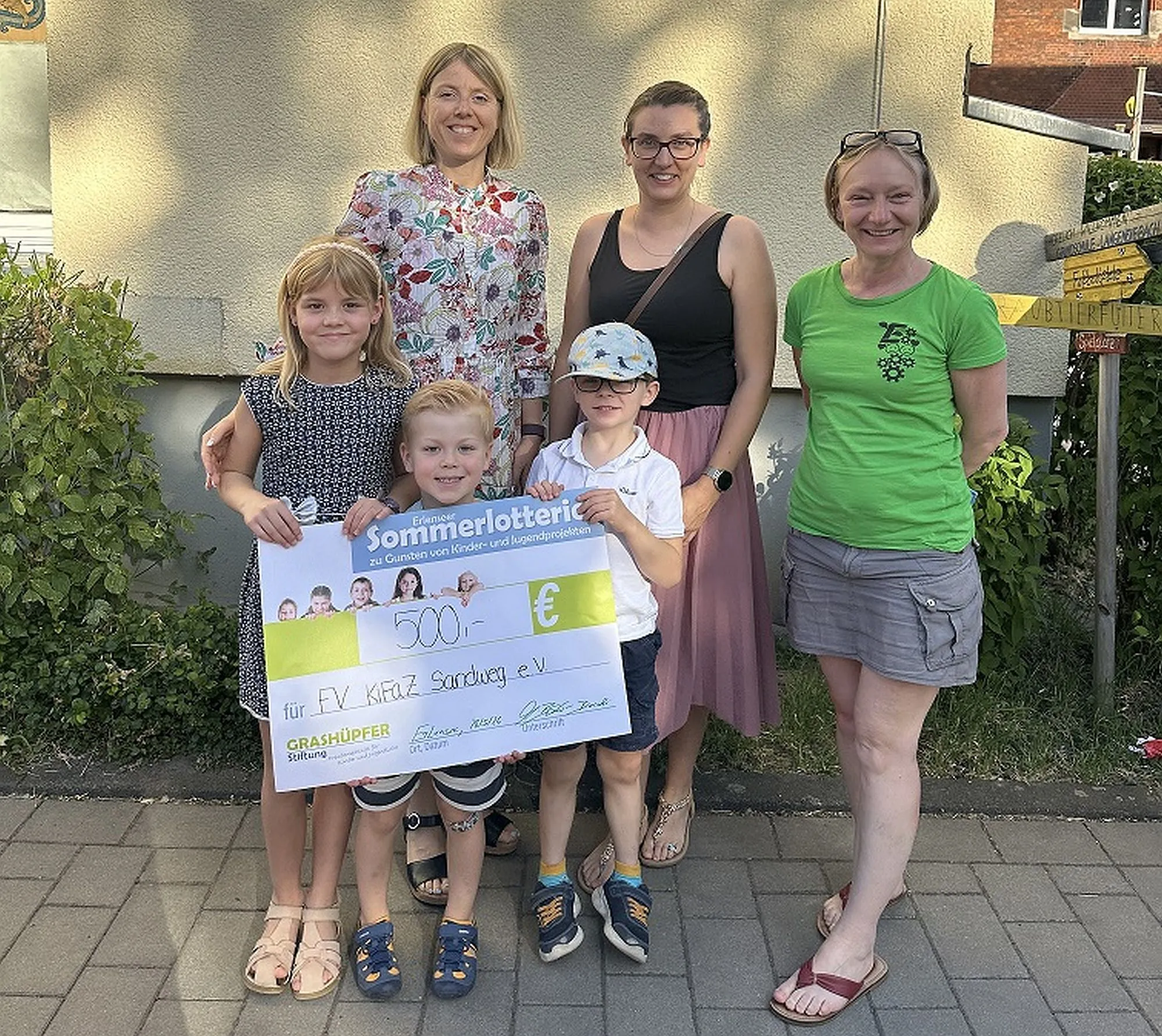 Sommerlotterie: 500 Euro für Förderverein des KiFaZ Sandweg