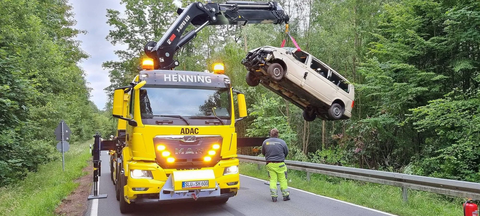 Steinau: Taxi weicht Reh aus und landet im Graben