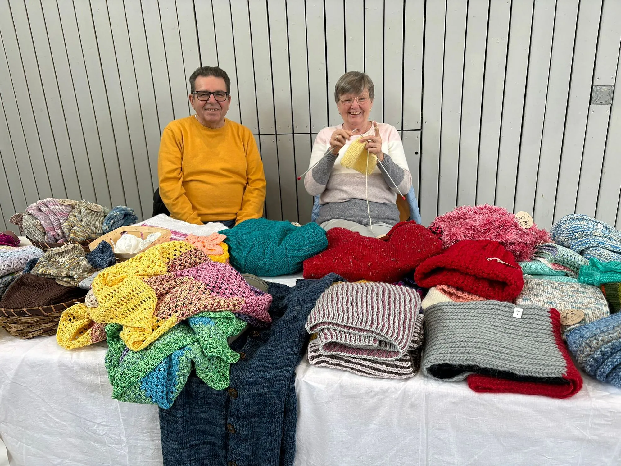 Handarbeitskreis mit großem Angebot am Hobby- und Künstlermarkt
