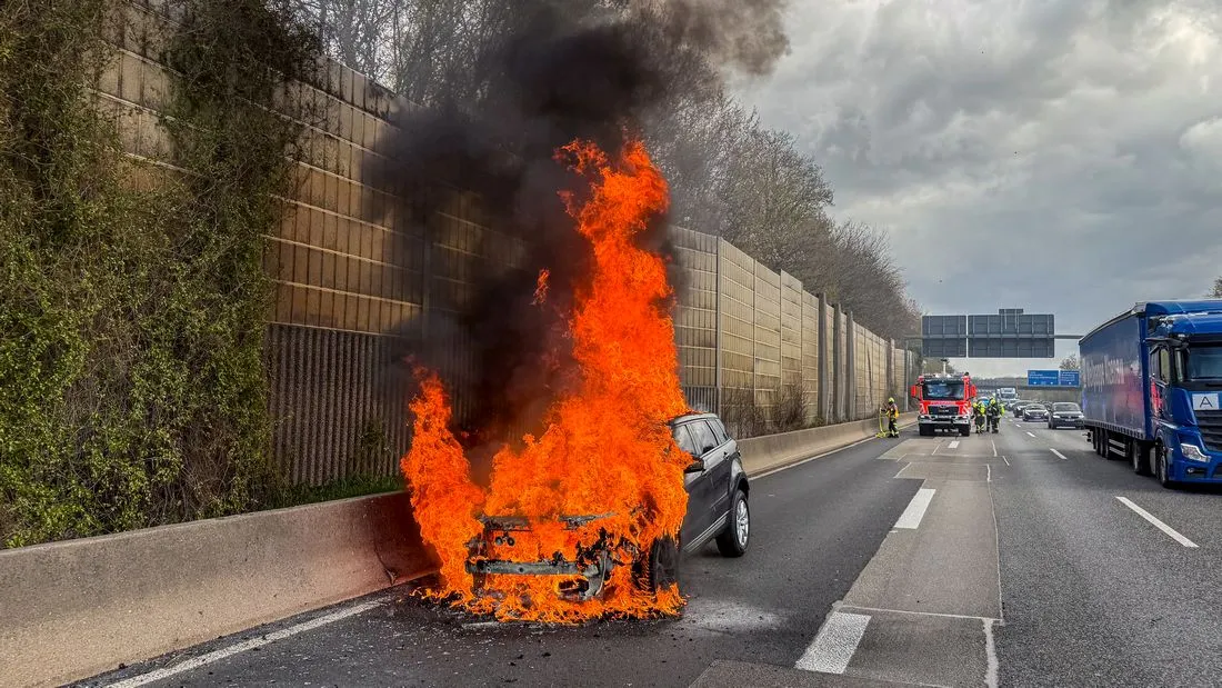 Langenselbold: Pkw brennt auf A66
