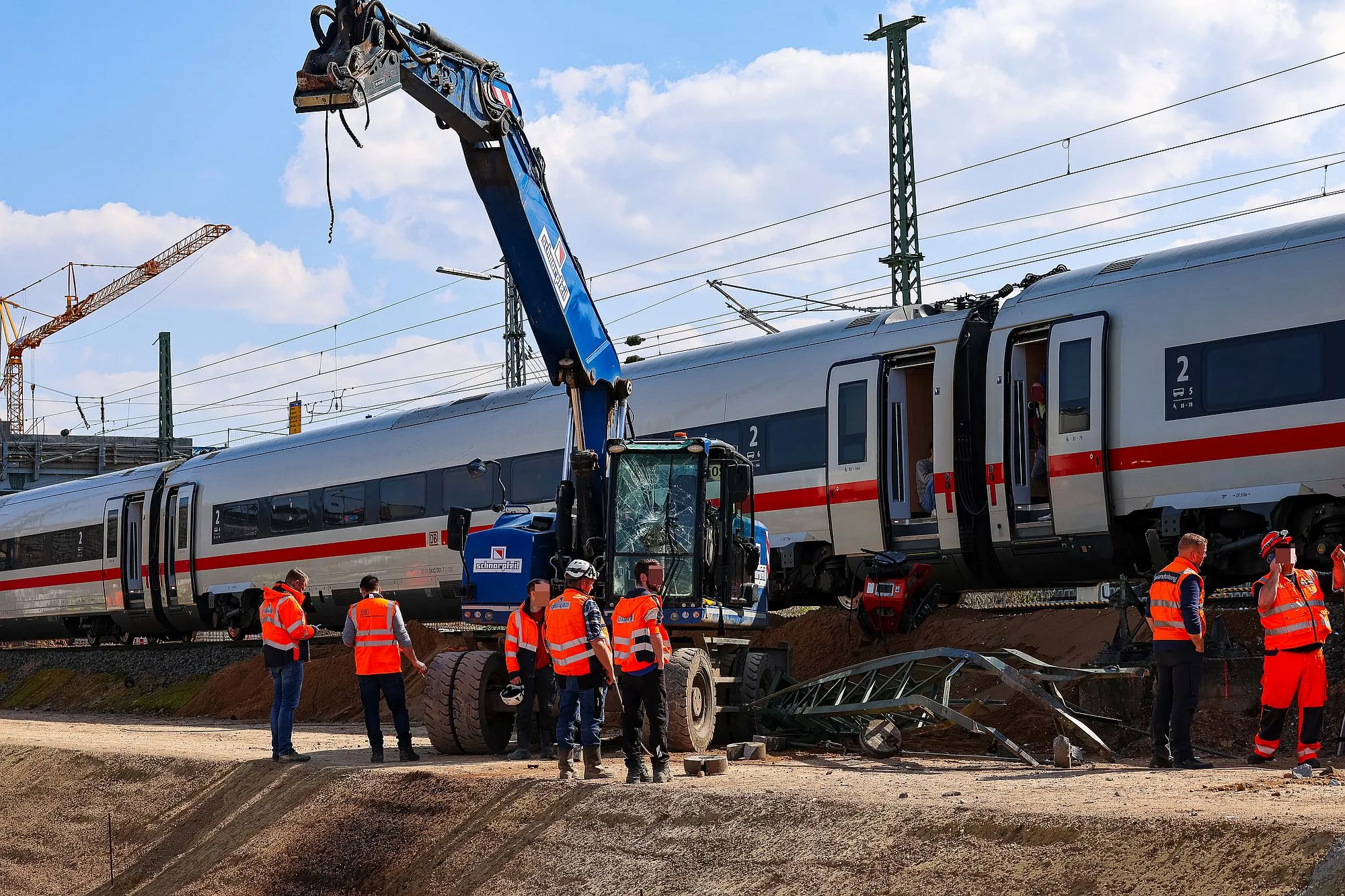 Eilmeldung: ICE kracht im Bahnhof Gelnhausen in Bagger