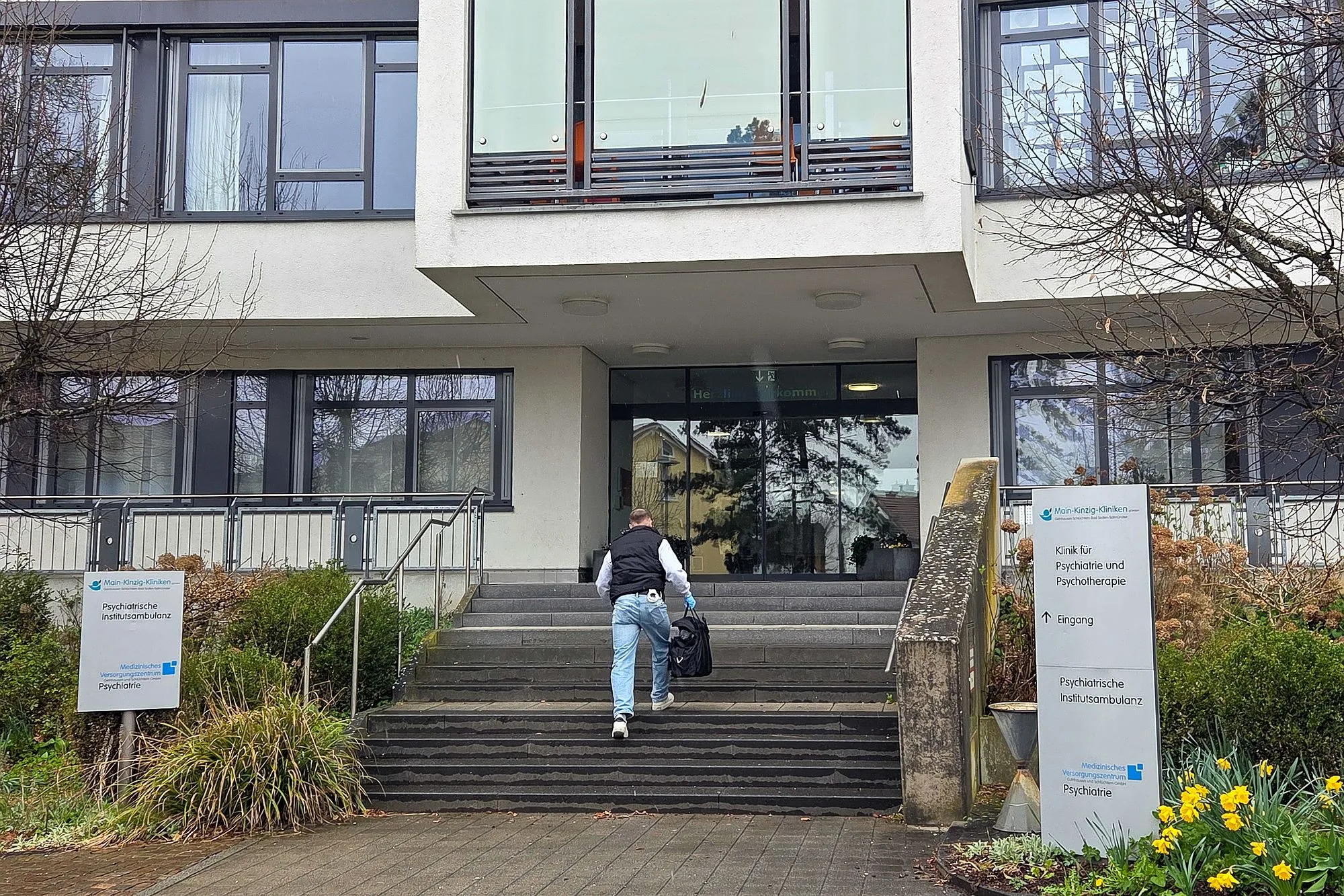Schlüchtern: 59-Jährige auf Klinik-Parkplatz durch Messerstiche schwer verletzt 
