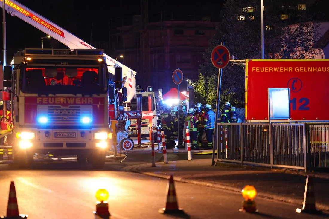 Gelnhausen: Drei Gartenhütten in Flammen