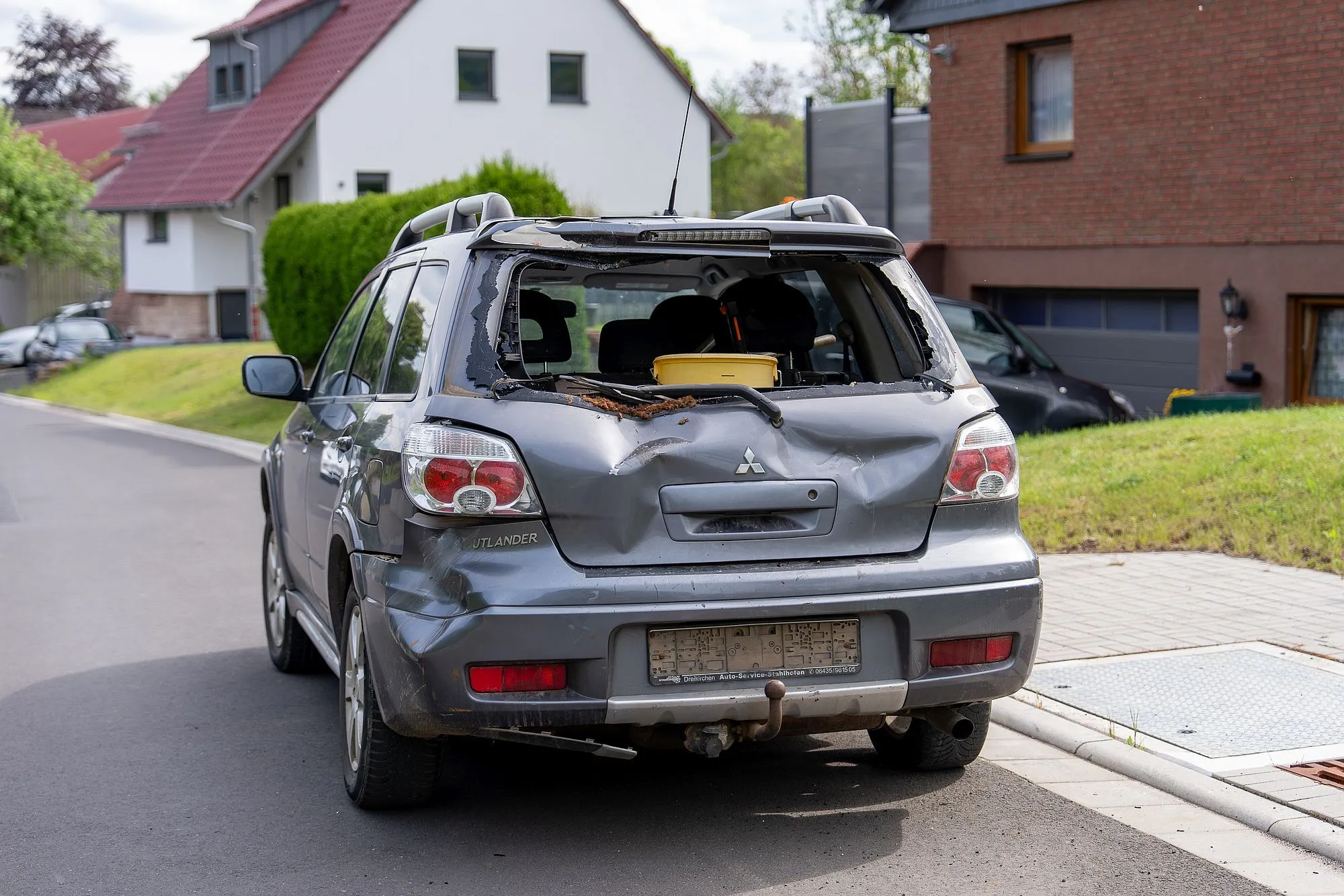 Brachttal: Entflohener Bulle beschädigt PKW und verletzt Radfahrer