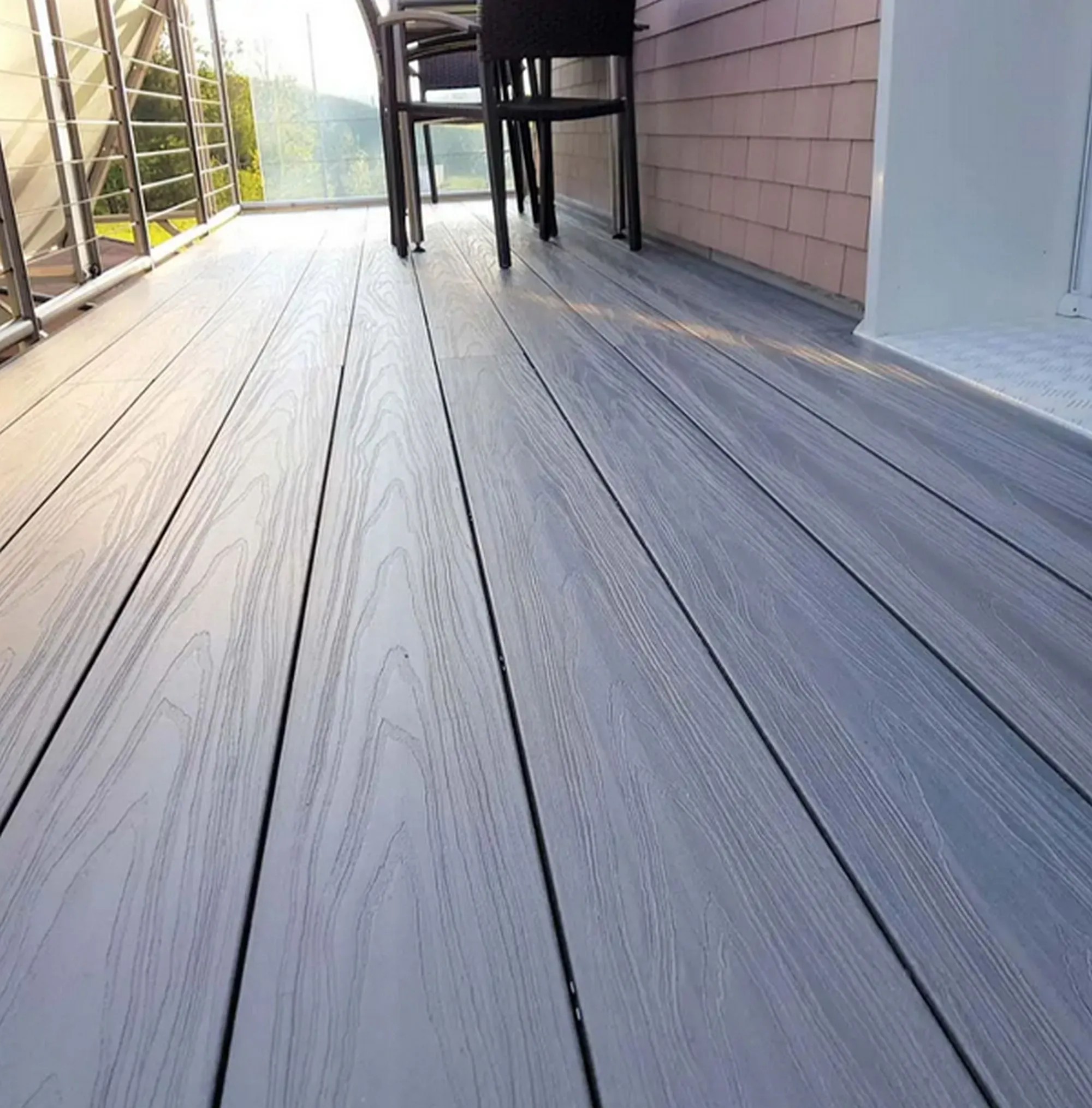 Moderne WPC Terrasse mit pflegeleichter Oberfläche in einem Aussenbereich in der Schweiz