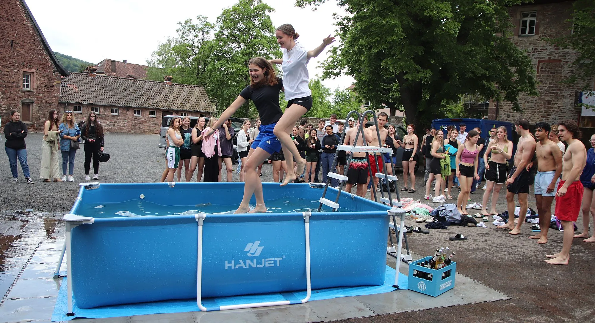 Hutten-Schule-Abiturienten in Schlüchtern: Sprung in Pool statt in Teich