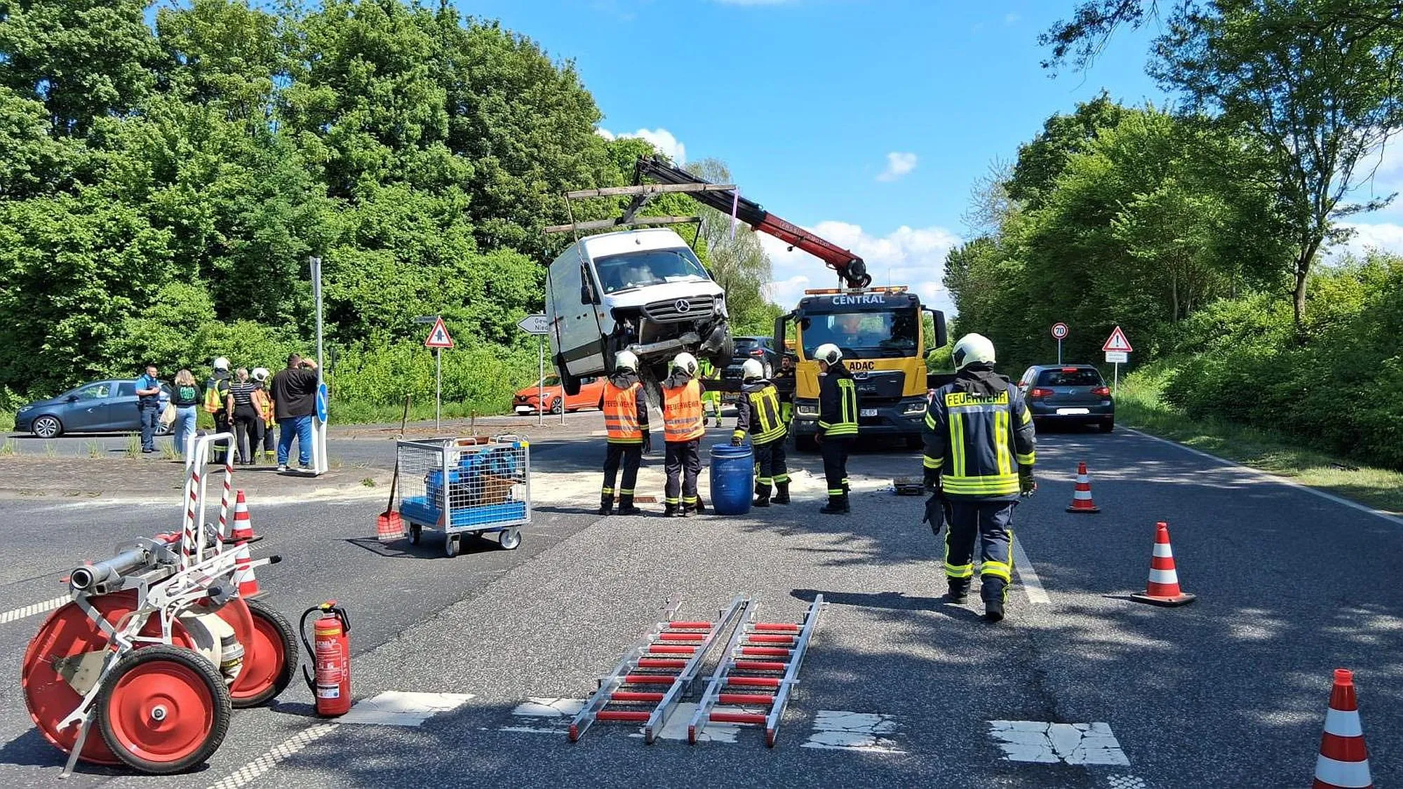 Niederdorfelden: Feuerwehr zu Verkehrsunfall alarmiert