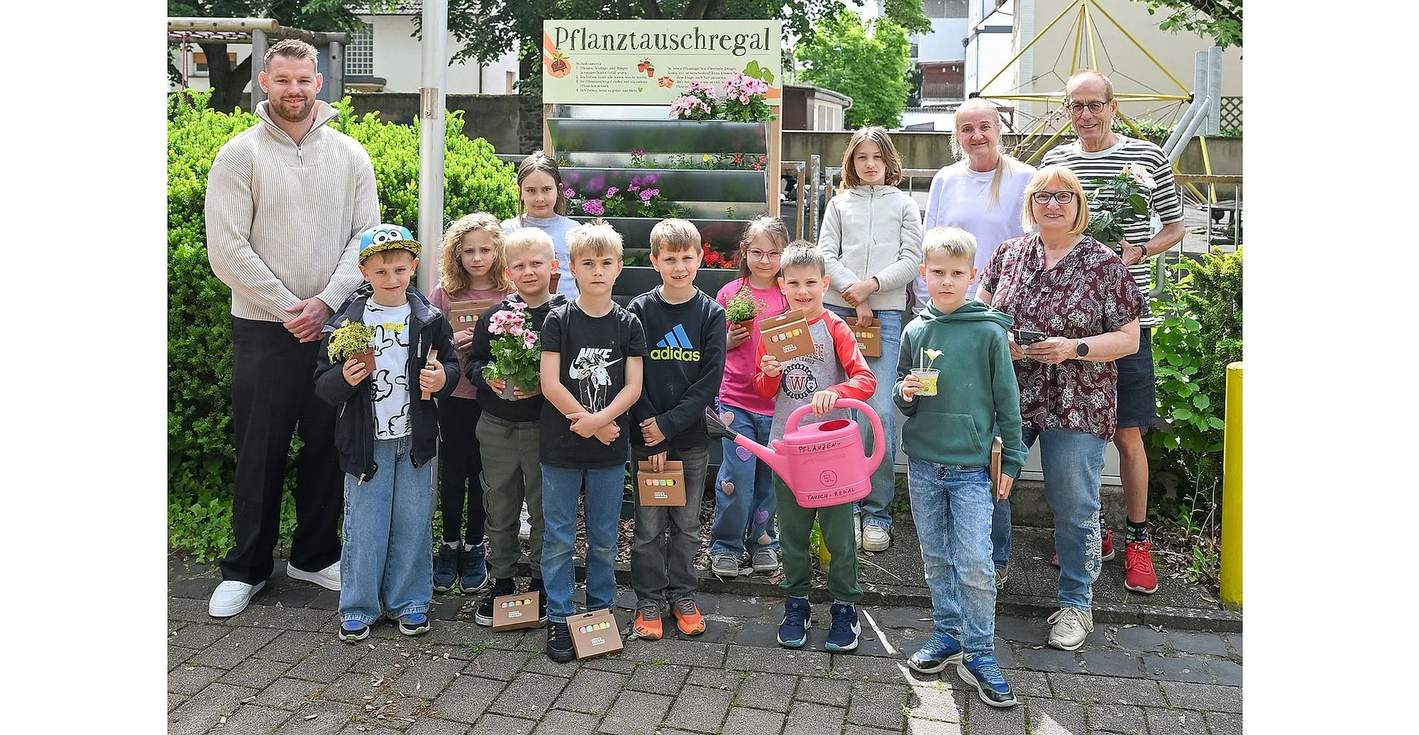 Neues Pflanzentauschregal auf Jürgen-Sticher-Platz