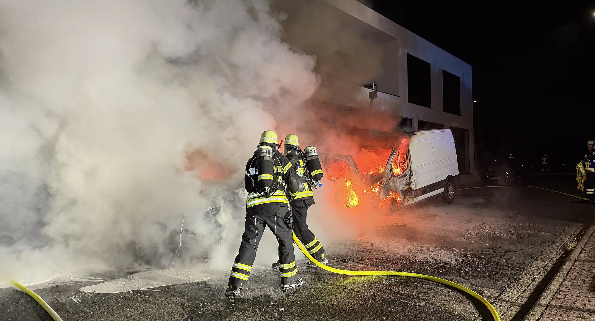 Bruchköbel: Transporter in Flammen, Wohnhaus gerettet