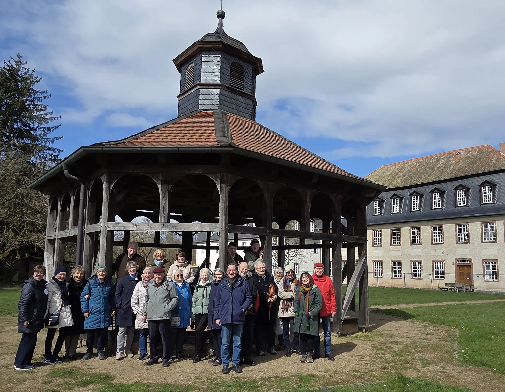 Hanauer Geschichtsverein auf Exkursion im Herrnhaag bei Büdingen
