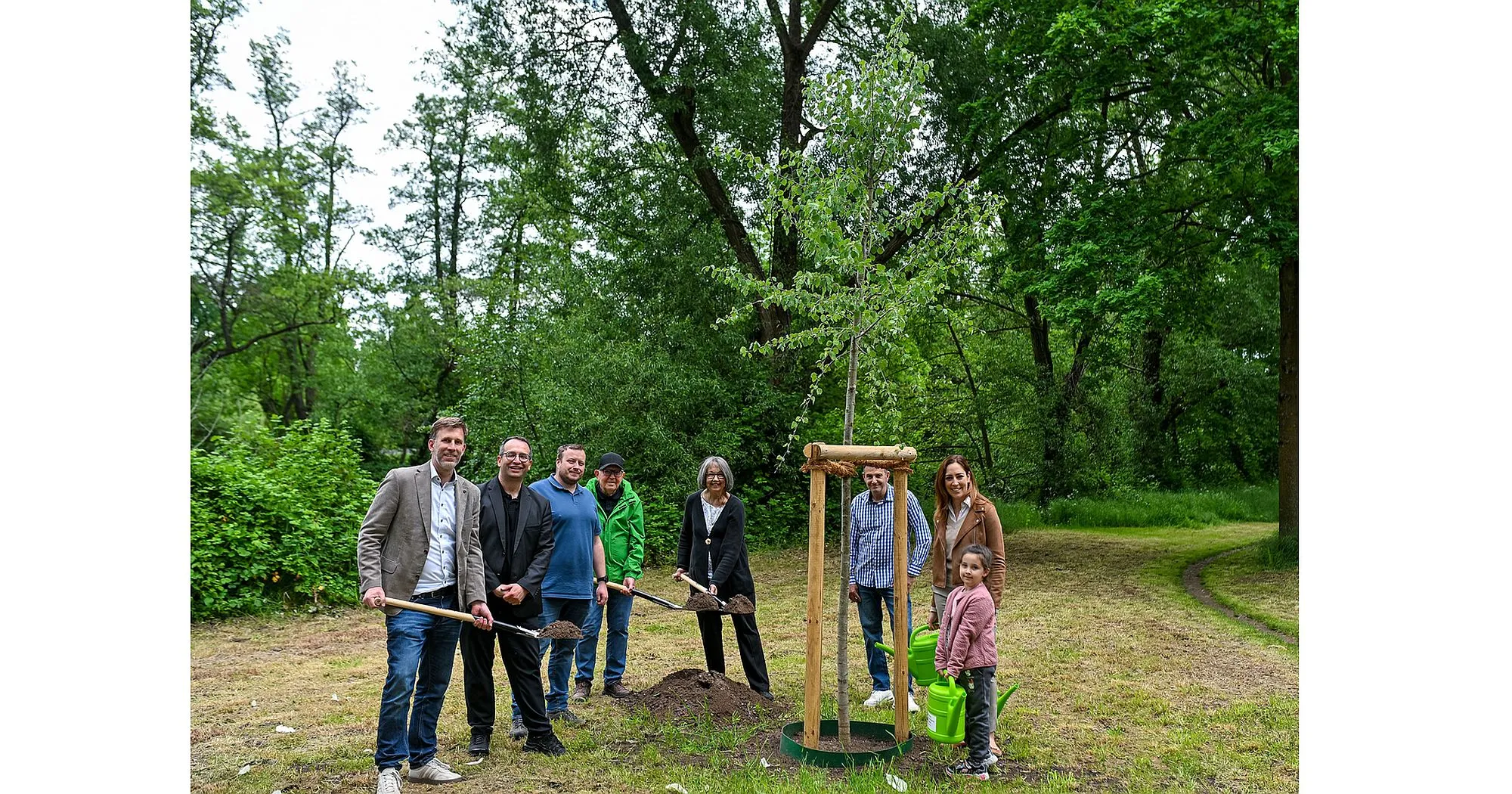 „Tag des Baumes“: Stadt pflanzt Zitterpappel am Kinzigufer