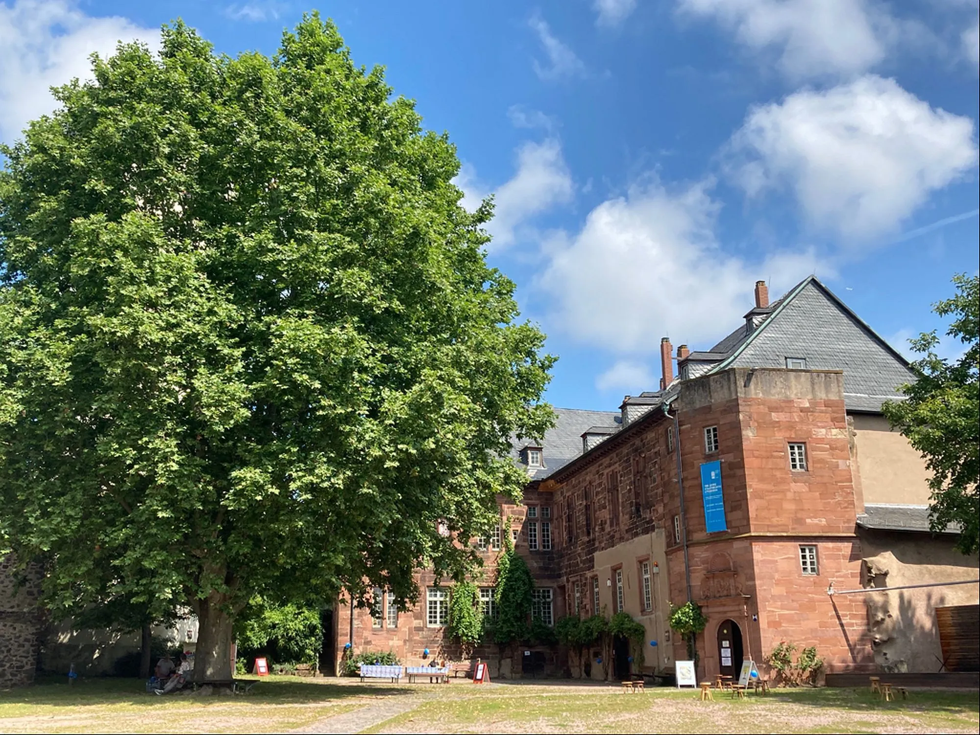 Steinzeit-Familiennachmittag im Hanauer Museum Schloss Steinheim