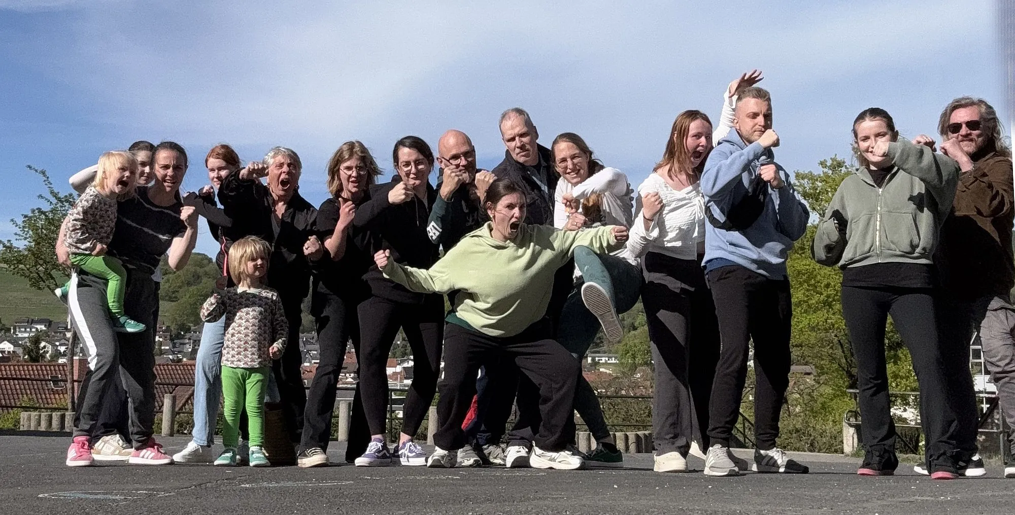 Wildwest-Action hautnah: Bühnenkampf-Workshop begeistert Theatergruppe
