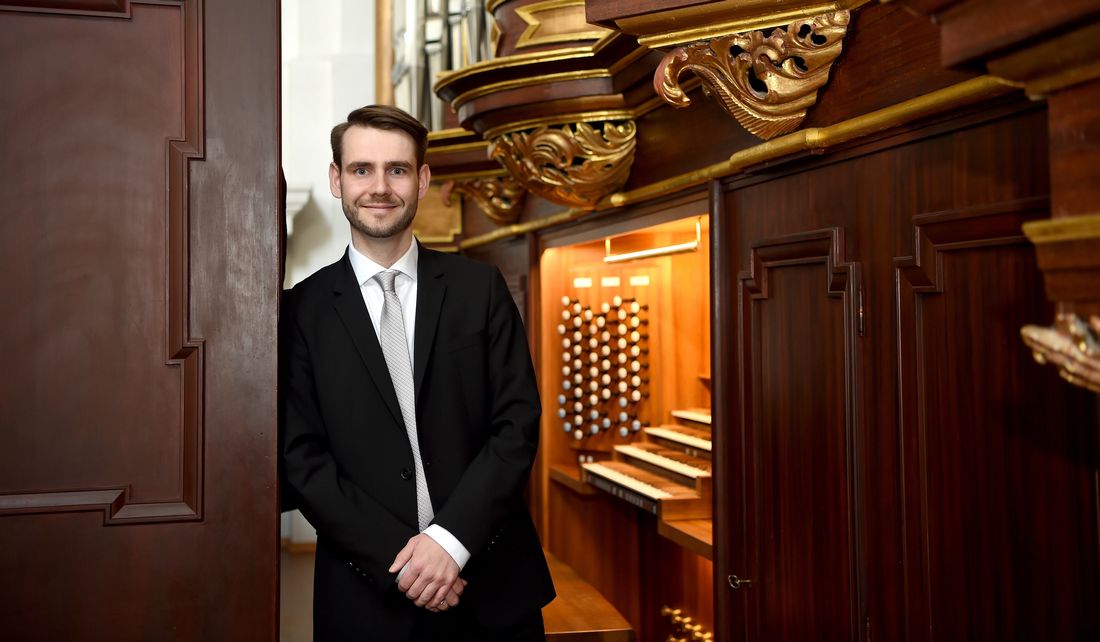 Der neue Domorganist Max Deisenroth an seinem Instrument. Foto: Bistum Fulda/Marzena Seidel