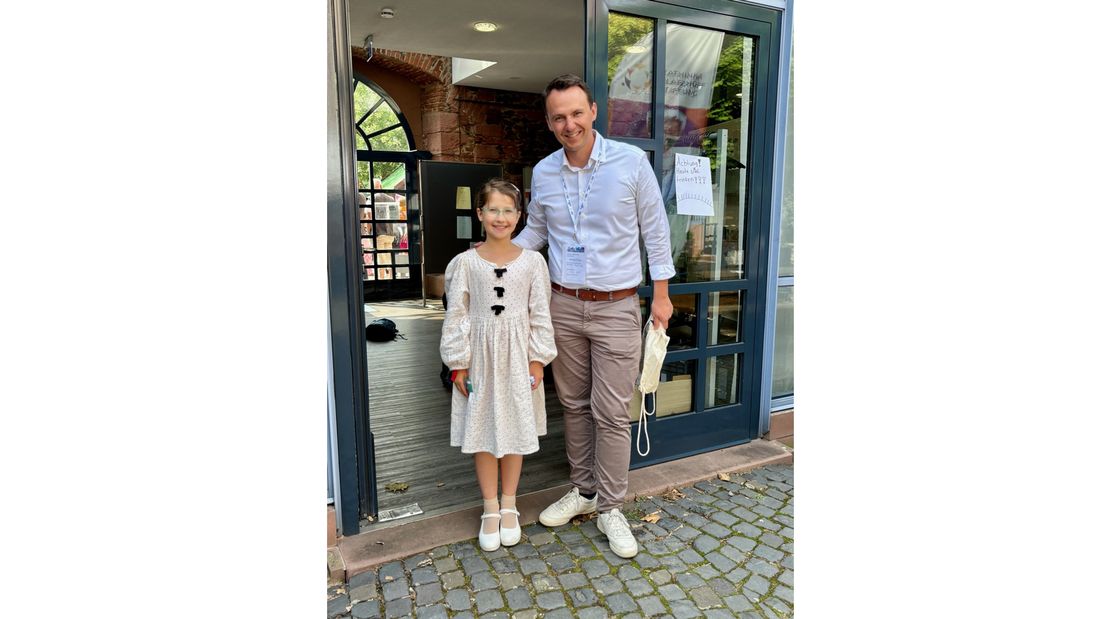Pascal Reddig mit Kinderbürgermeisterin Tinamarie.