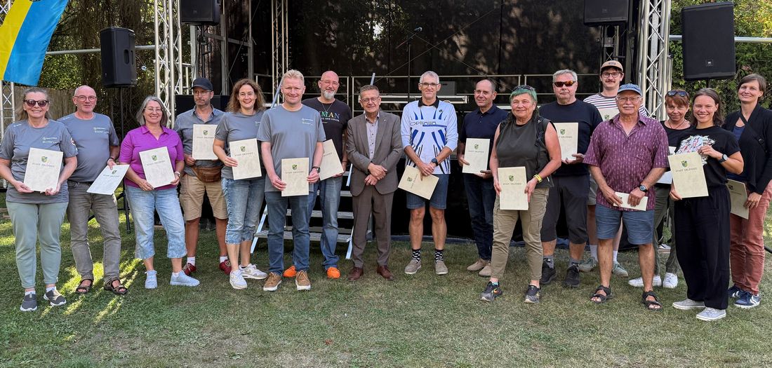 Gruppenfoto der geehrten Teilnehmenden am Stadtradeln 2025.