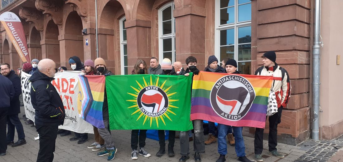 Hanau: Antifa-Protest gegen AfD-Wahlkampfstand