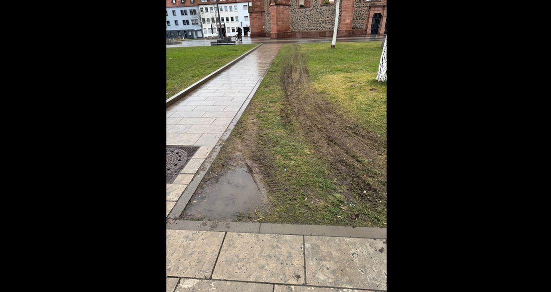 Hanau: Grünfläche vor Wallonisch-Niederländischen Kirche mit Auto verwüstet