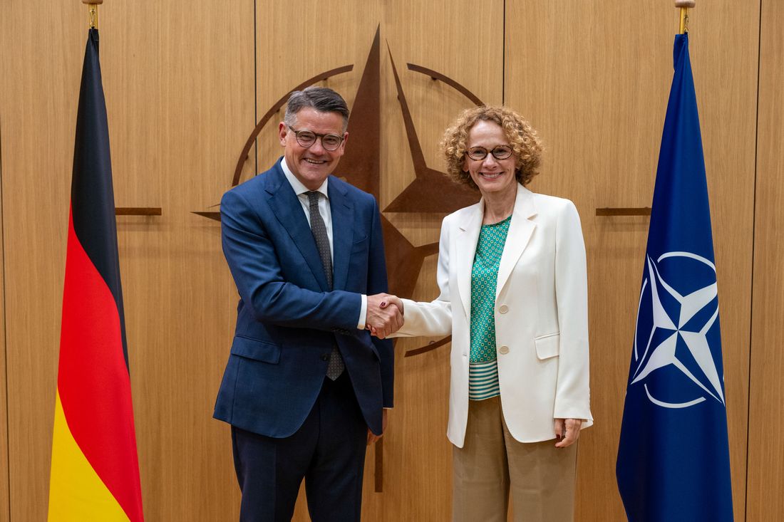 Ministerpräsident Boris Rhein trifft NATO-Generalsekretärin Radmila Šekerinska. Bildquelle: NATO