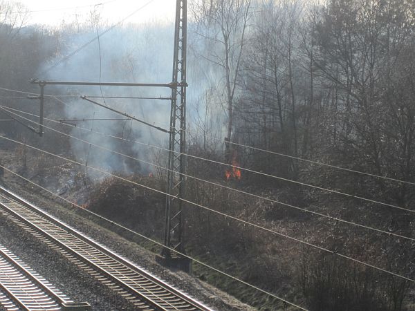 feuer bahngleise17