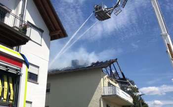 Gelnhausen: Dachstuhlbrand in Roth, Bewohner retten sich
