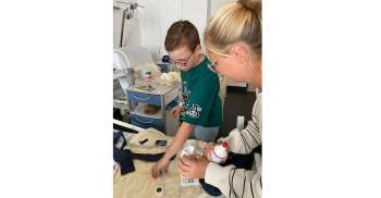 Kind wird im Umgang mit Insulinpumpe geschult.