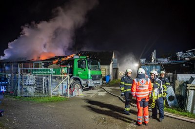 Großbrand in Lagerhalle eines Baustoffbetriebs in Maintal-Bischofsheim