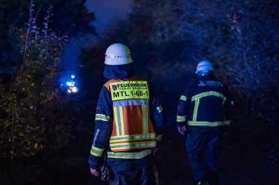 Großbrand in Lagerhalle eines Baustoffbetriebs in Maintal-Bischofsheim