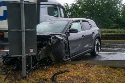 Totalschaden nach Aquaplaning – Fahrer (41) in Klinik