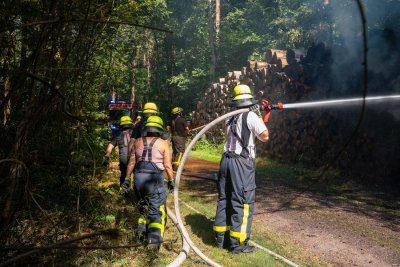 Brennender Holzpolter sorgt für größeren Einsatz