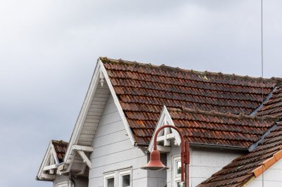 Windhose fegt nur zehn Sekunden durch Wohngebiet - 16 Dächer teils erheblich beschädigt - Feuerwehr im Dauereinsatz - Bäume stürzen um