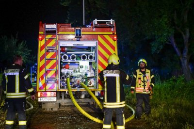 Weithin sichtbarer Feuerschein - Katwarn ausgelöst - Hütte mit Holz und Geräten brennt