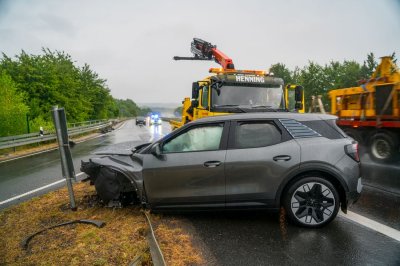 Totalschaden nach Aquaplaning – Fahrer (41) in Klinik