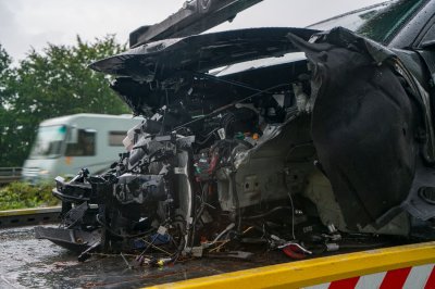 Totalschaden nach Aquaplaning – Fahrer (41) in Klinik