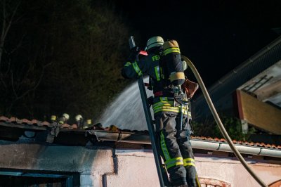 Garage auf Bauernhof in Vollbrand