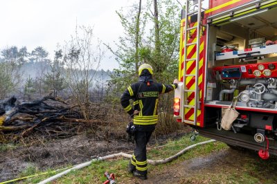 Waldbrand – Hubschrauber ortet Flammen aus der Luft