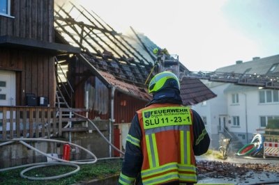 Scheune in Vollbrand – Flammen bedrohen Gastank – Feuerwehr verhindert Übergreifen auf Nachbarhaus