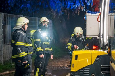 Großbrand in Lagerhalle eines Baustoffbetriebs in Maintal-Bischofsheim