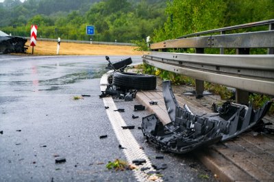 Totalschaden nach Aquaplaning – Fahrer (41) in Klinik