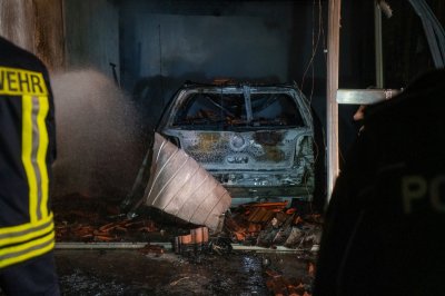 Garage auf Bauernhof in Vollbrand