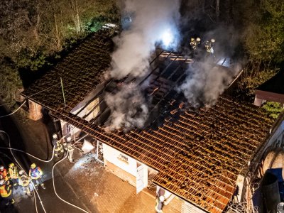 Garage auf Bauernhof in Vollbrand