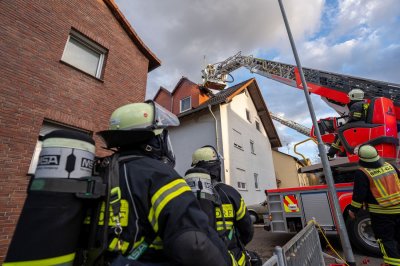 Dachstuhlbrand in Mehrfamilienhaus – elf Bewohner evakuiert – keine Verletzten – rund 70 Einsatzkräfte im Einsatz