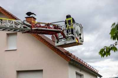 Windhose fegt nur zehn Sekunden durch Wohngebiet - 16 Dächer teils erheblich beschädigt - Feuerwehr im Dauereinsatz - Bäume stürzen um