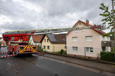Windhose fegt nur zehn Sekunden durch Wohngebiet - 16 Dächer teils erheblich beschädigt - Feuerwehr im Dauereinsatz - Bäume stürzen um