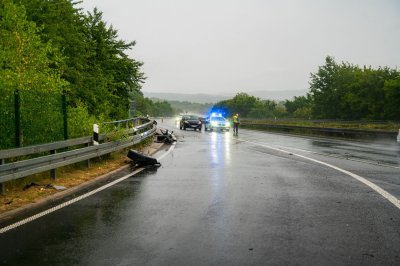 Totalschaden nach Aquaplaning – Fahrer (41) in Klinik