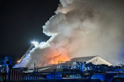 Großbrand in Lagerhalle eines Baustoffbetriebs in Maintal-Bischofsheim