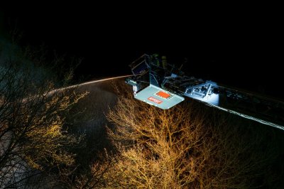 Meterhohe Feuersäulen bei Hallenbrand – Seniorenheim durch Rauch bedroht – Löschwasser gefriert